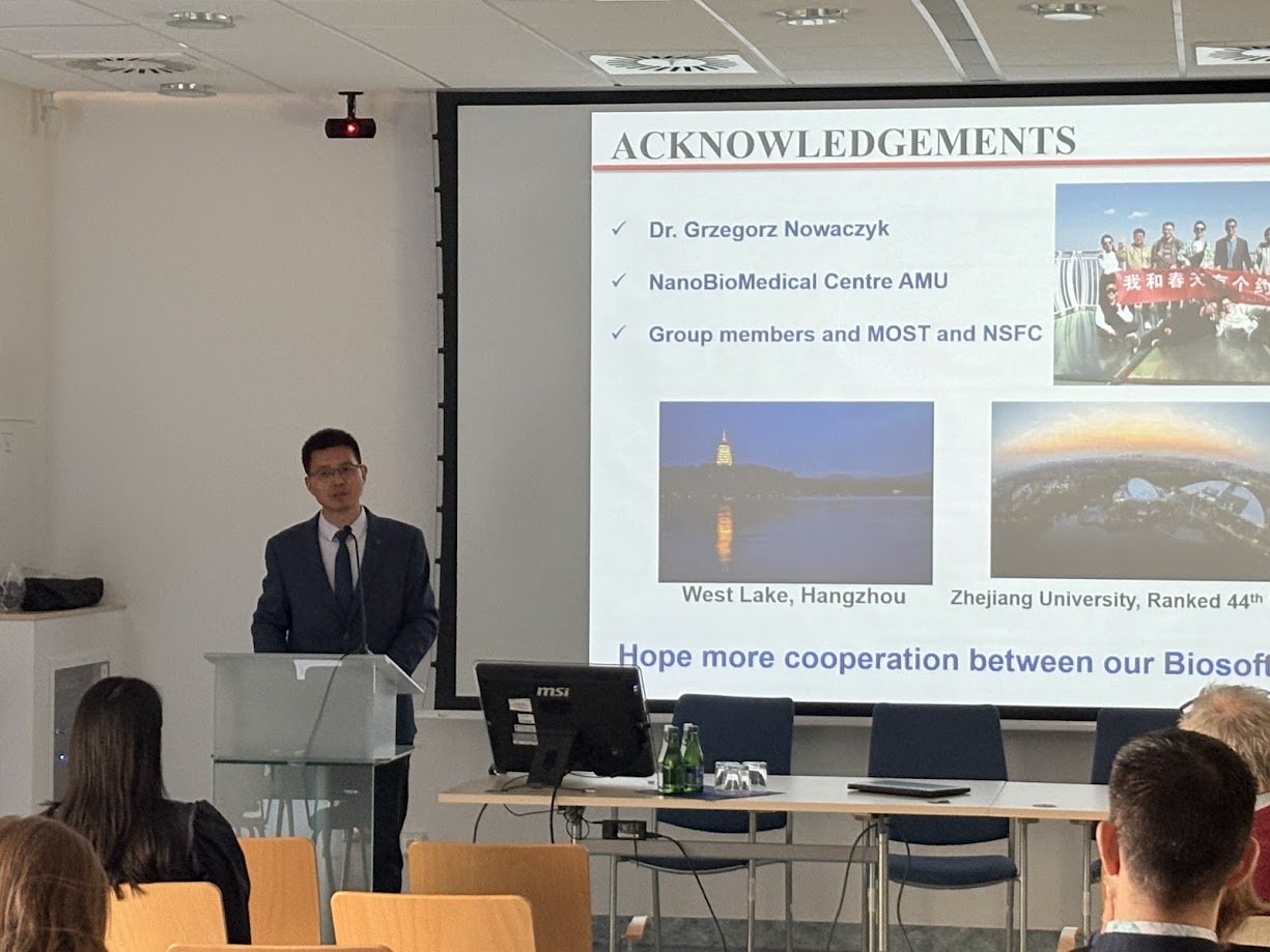 Prof. Wei Wang podczas wykładu na Jesiennym Spotkaniu BioSoft 2025